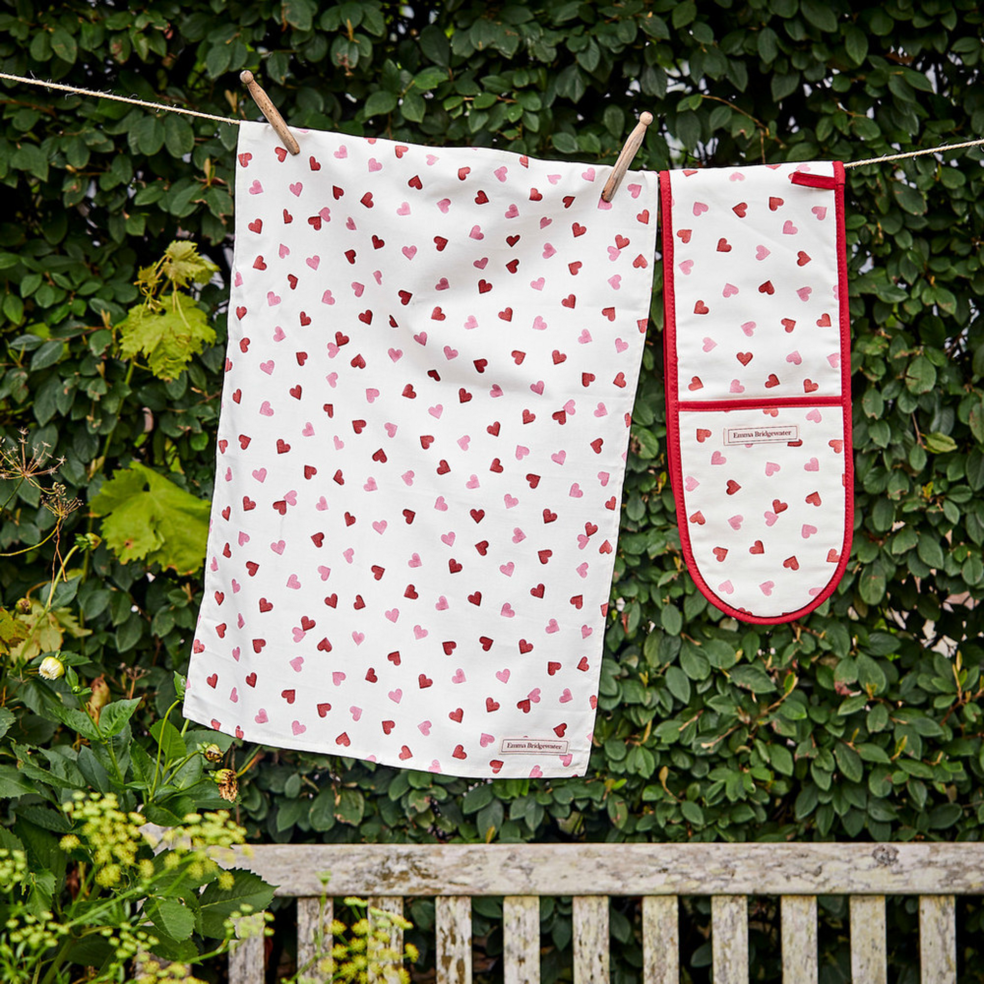 Emma Bridgewater - Pink Hearts Oven Glove & Tea Towel Set - Kitchentins.com
